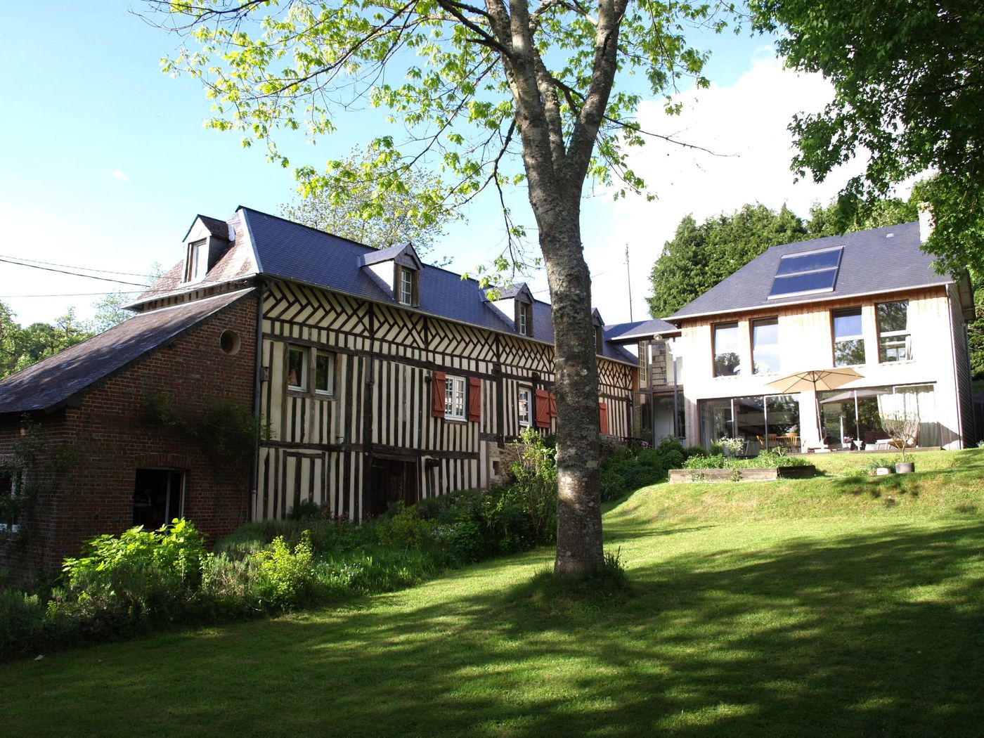 La maison d’hôtes à Courtonne-la-Meurdrac, dans le Pays d’Auge : maison normande à colombages, aile en briques