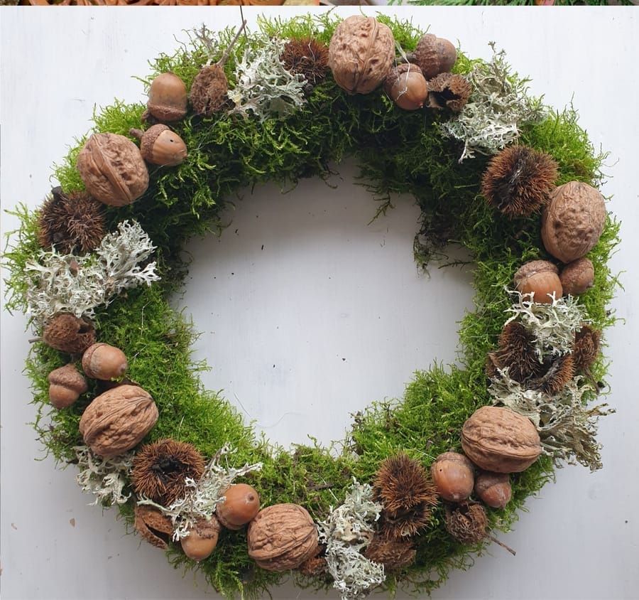 Couronne de mousse, de noix, de glands et de lichen