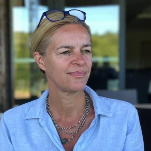 Portrait de Christine den Boer, coach certifiée accréditée et psychopraticienne, en chemise bleue